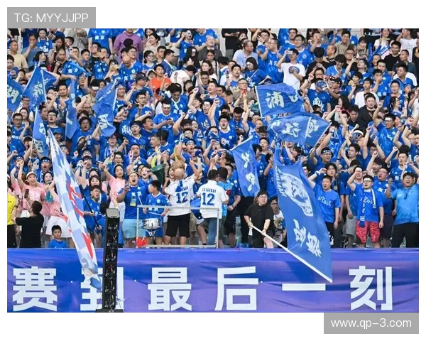 扔掉小马扎！跨省球迷夜奔 300 公里 “潜入” 苏超现场(1)